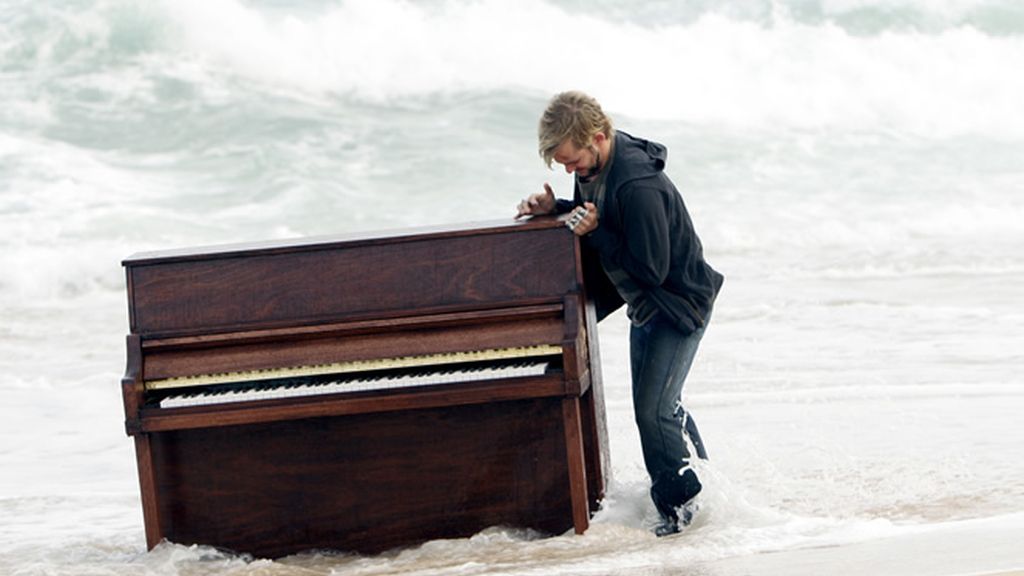 Charlie rescata un piano del mar