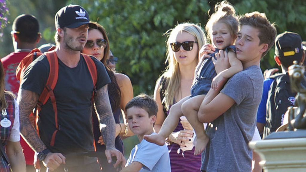 Los Beckham y sus hijos se divierten en Disneyland