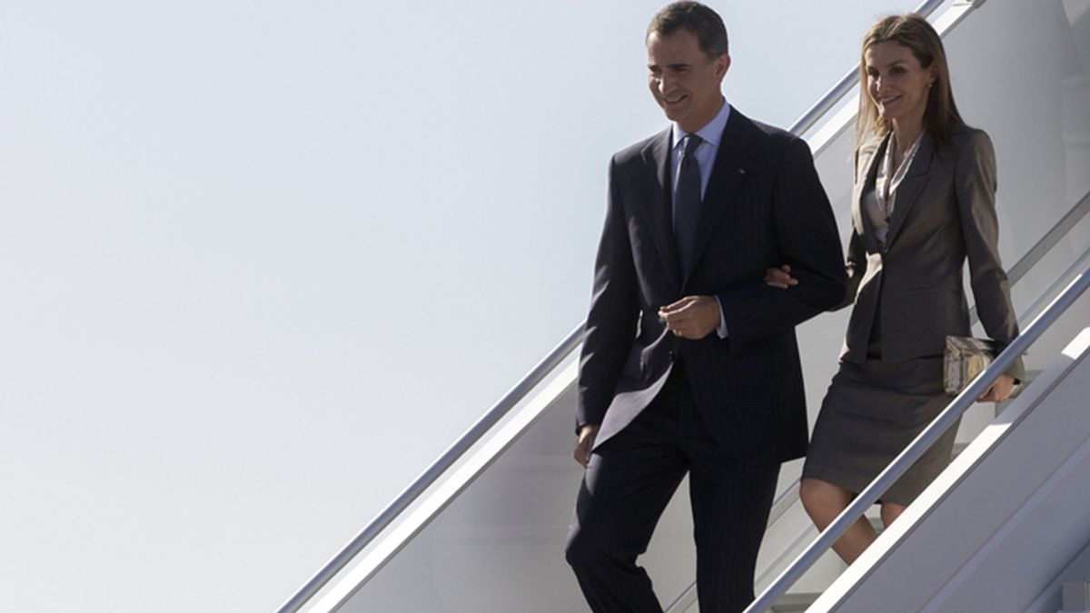 Los reyes Felipe y Letizia bajando de un avión en un viaje oficial