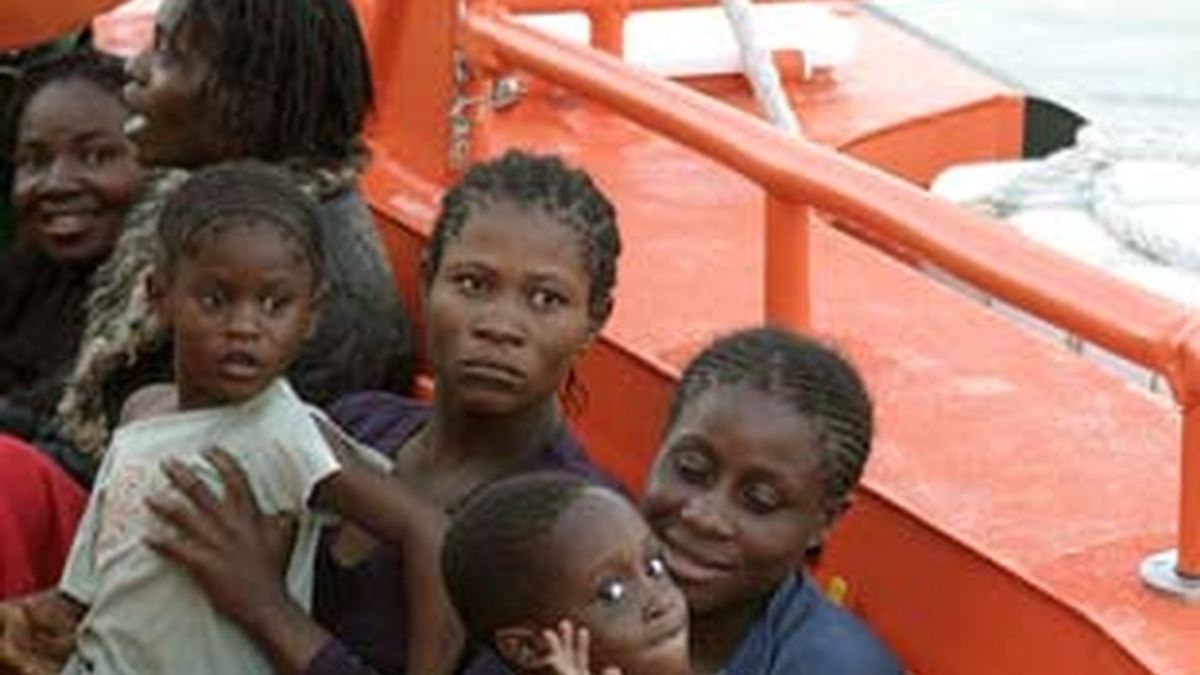 Imagen de varias mujeres llegadas con sus hijos en los últimos días a las costas españolas.