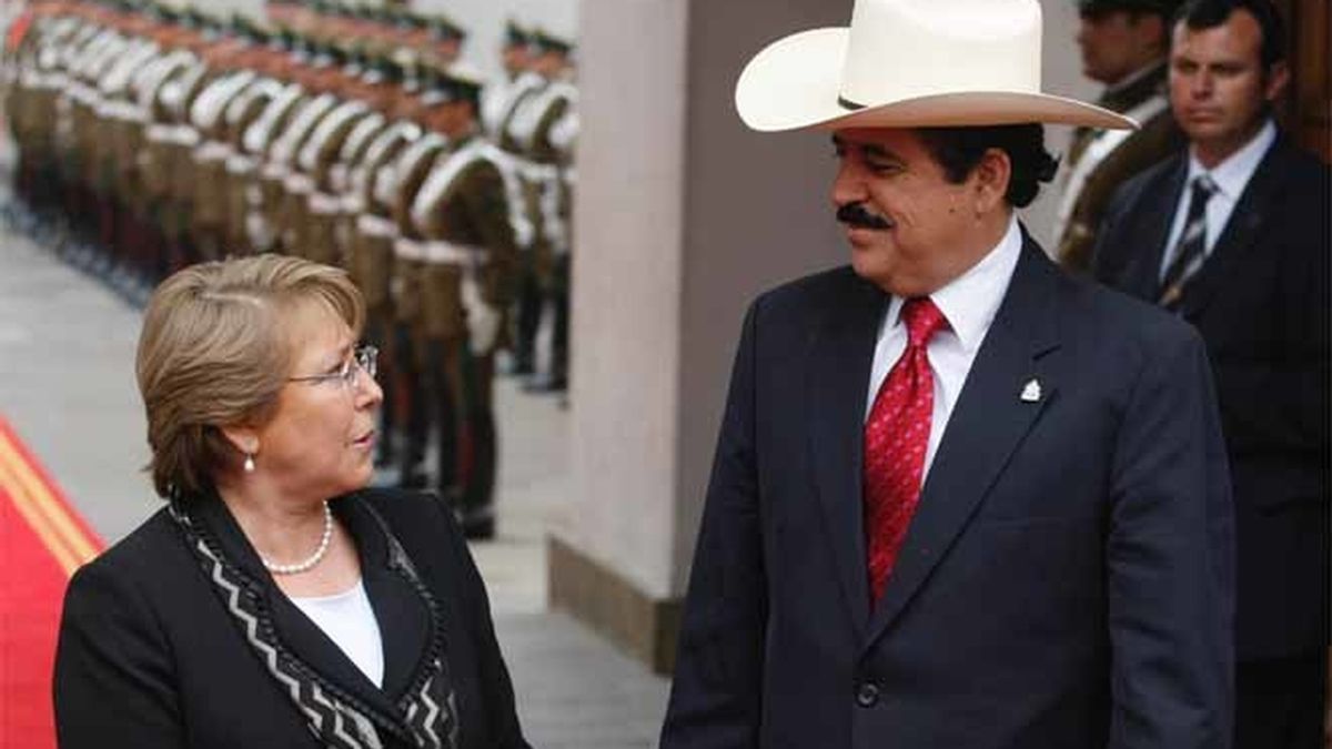 El presidente depuesto de Honduras, Manuel Zelaya, junto a la mandataria chilena, Michelle Bachalet, tras su reunión en Santiago
