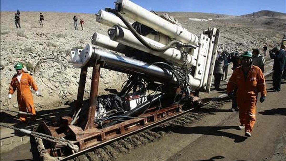 La máquina Raisebore Strata 950, que hará la perforación para rescatar a los 33 mineros atrapados, es trasladada este 27 de agosto en el yacimiento de San José, en el desierto chileno de Atacama, ubicado 80 kilómetros al norte de Copiapó (Chile). EFE