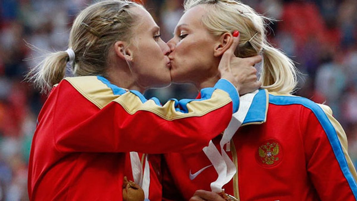 Rusas dándose un beso