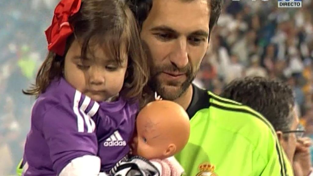 Los ‘baby merengues’ encabezan la celebración de la Décima en el Bernabéu