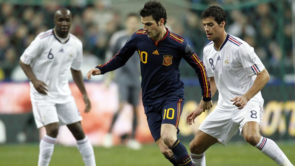 Cesc trata de librarse de Gourcuff y Diarra