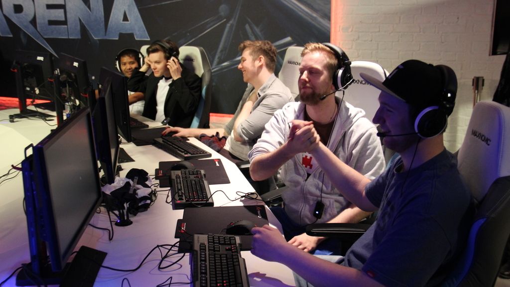 Jugadores y 'youtubers' enseñan el nuevo juego a los aficionados