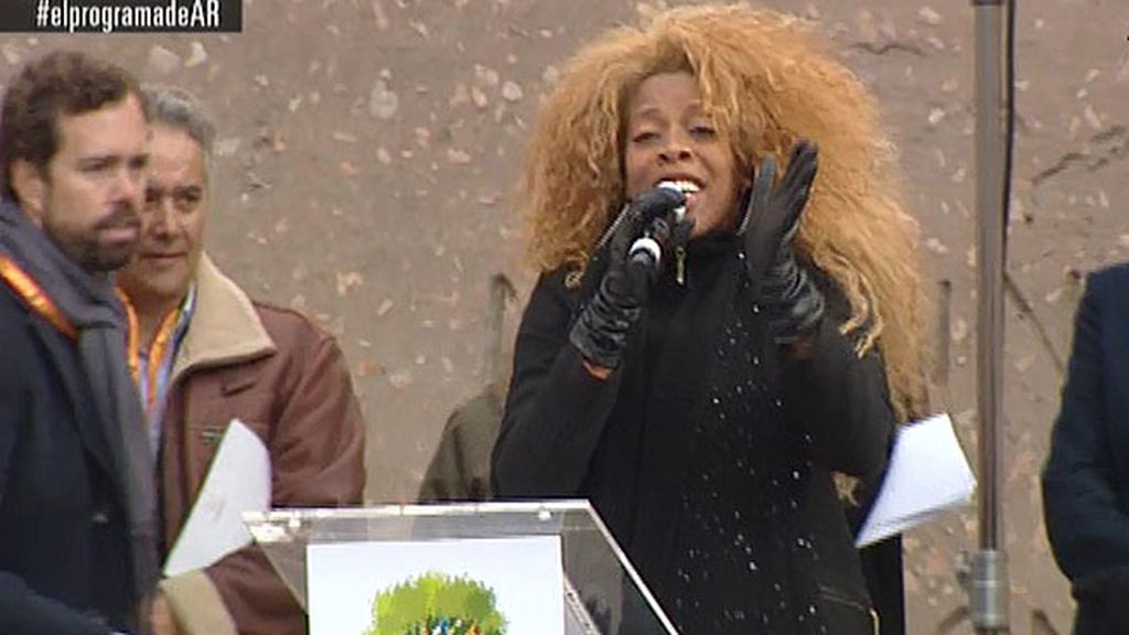 Recién expulsada de ‘La Voz’, Yanela cantó el himno con la letra de Jon Juriaristi