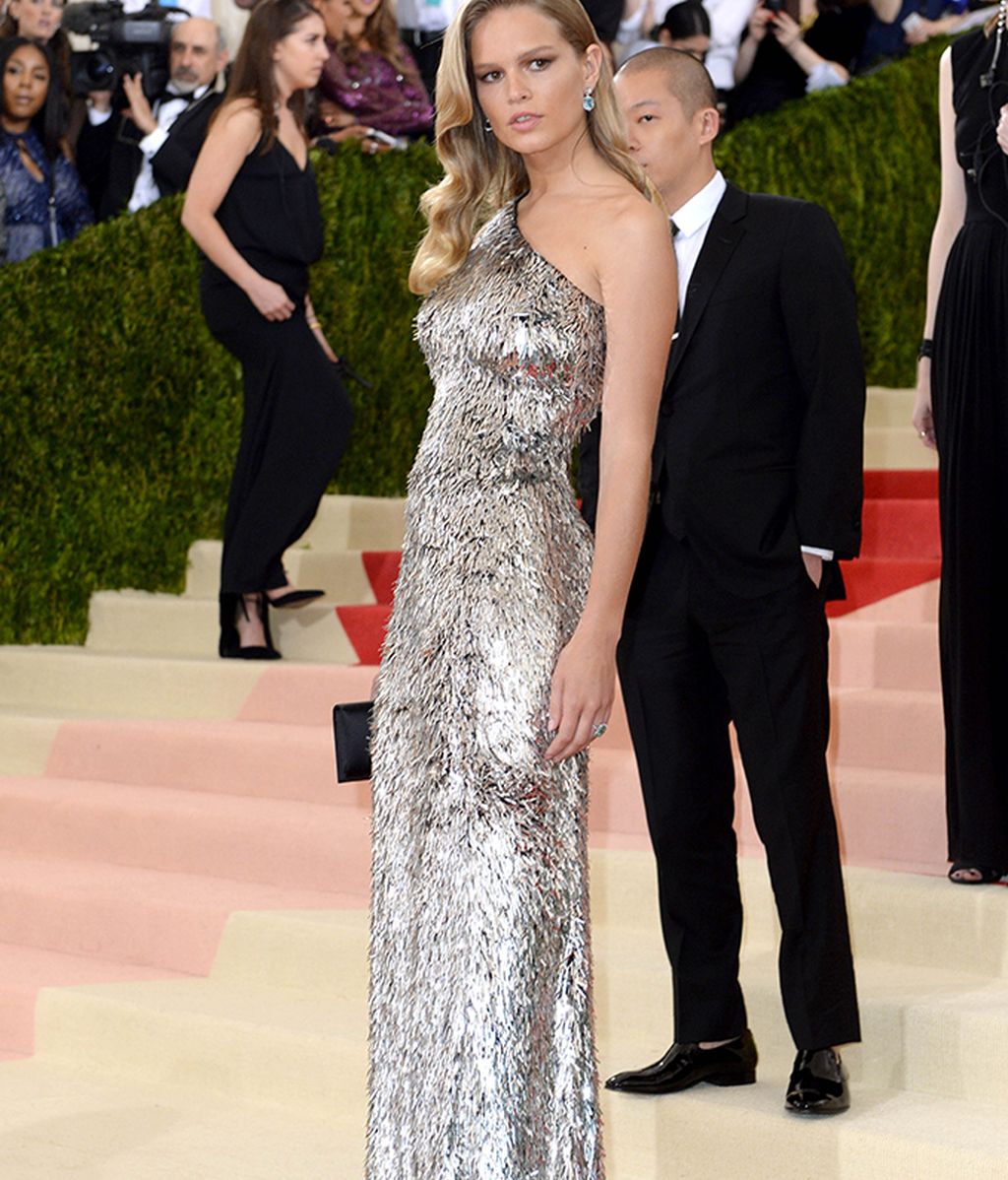 Anna Ewers vestida de Jason Wu