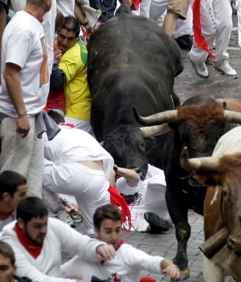 Un jóven a punto de ser cogido por el astado