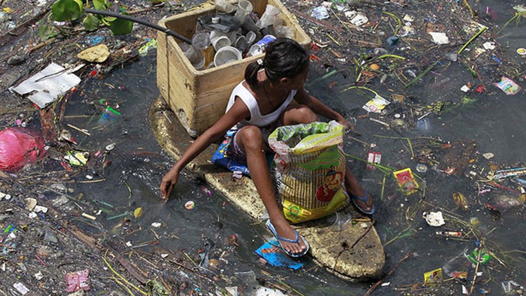 Niños filipinos nadan entre miles de desperdicios para sobrevivir