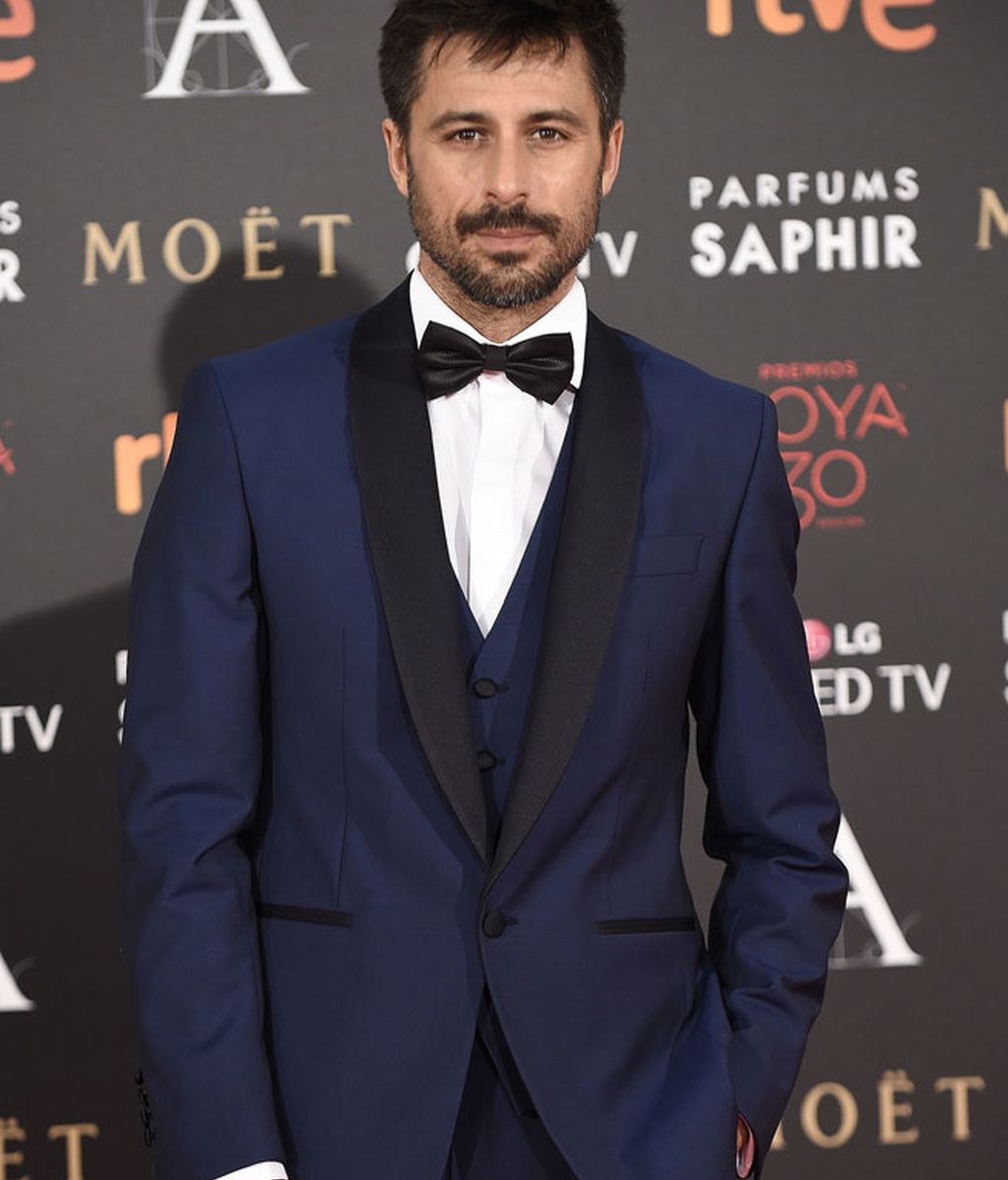 Hugo Silva ha combinado la pajarita con un traje azul