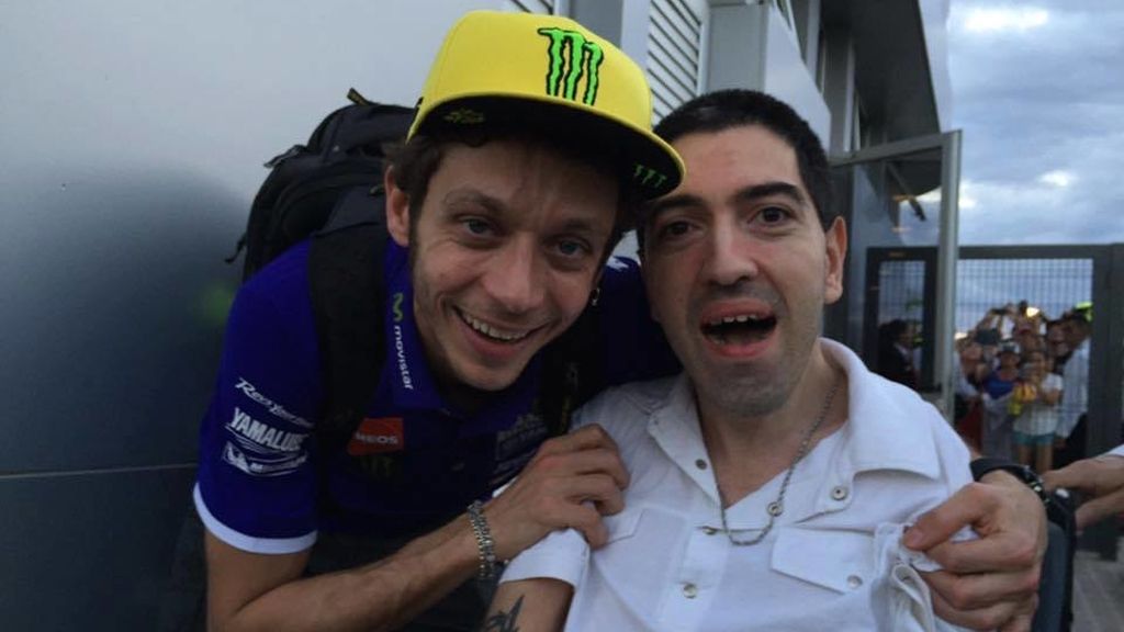 Rossi firma autógrafo