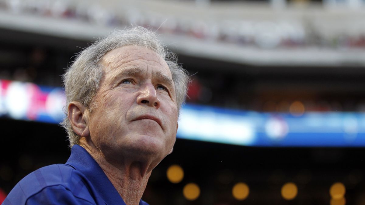 Un avión con el expresidente George W. Bush realiza un aterrizaje de emergencia