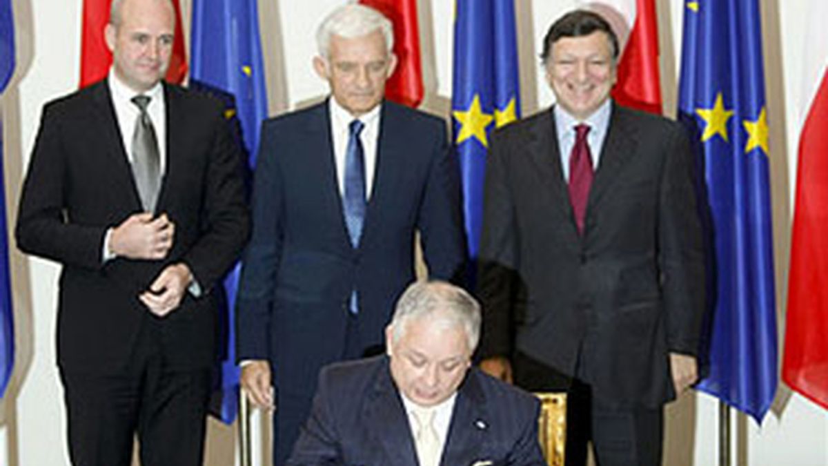 Kaczynski ha firmado el documento ante Barroso, Buzek y Reinfeldt. Vídeo: ATLAS