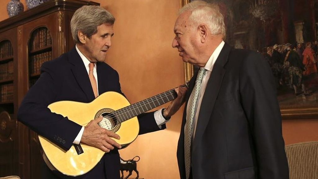 John Kerry recibe una guitarra de manos del ministro José Manuel García Margallo