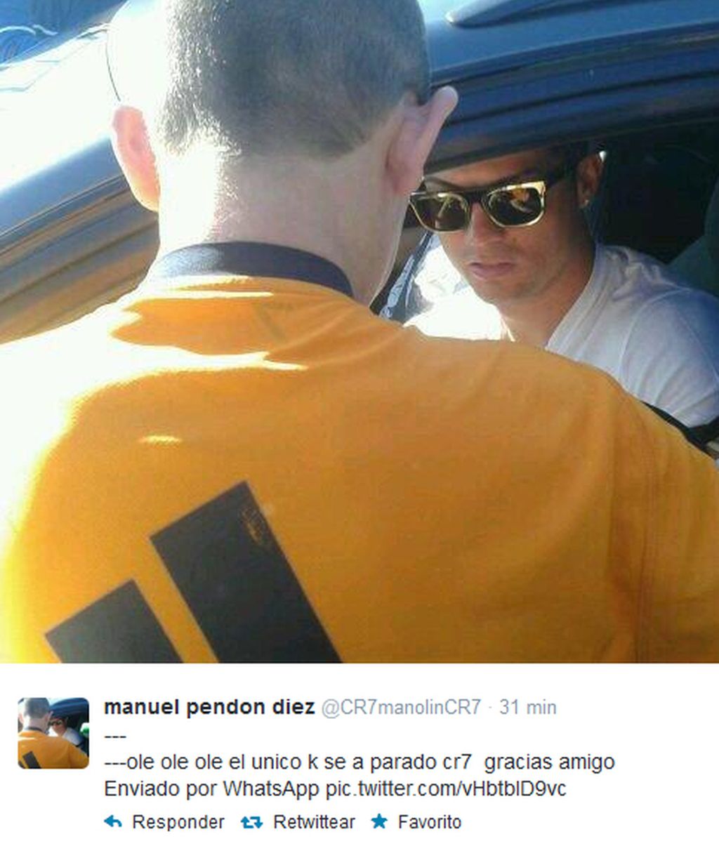 Cristiano firma su camiseta a Manolín