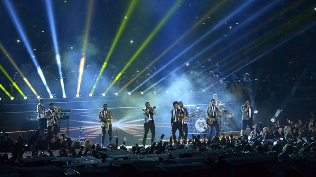 Kevin Costner y Hugh Jackman, bailan a ritmo de Bruno Mars en la Super Bowl