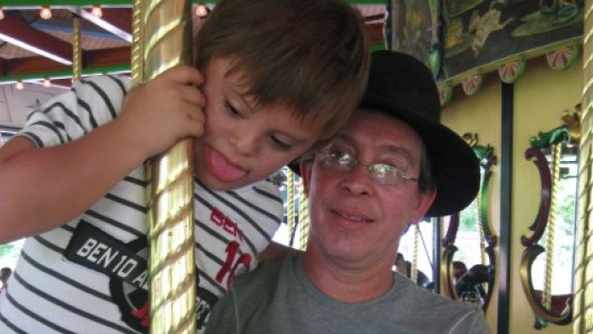 Felipe Montoya junto a su hijo con Síndrome de Down