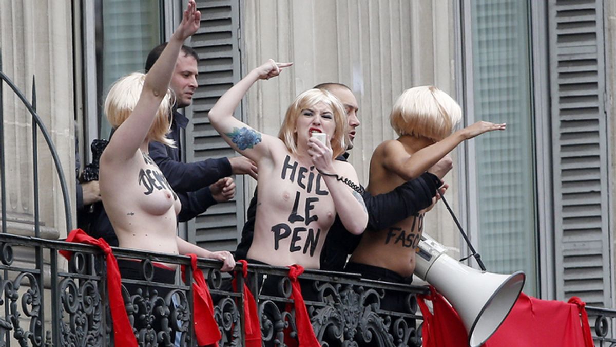 Femen protesta contra el Primero de Mayo organizada por el ultraderechista Frente Nacional