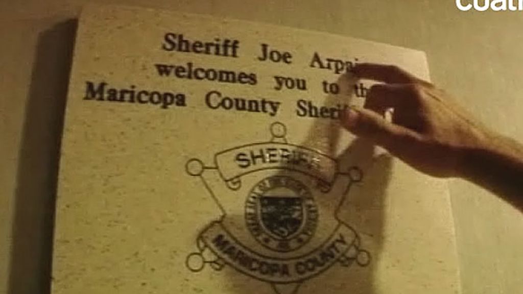 Cartel de entrada al despacho del Sheriff Joe Arpaio