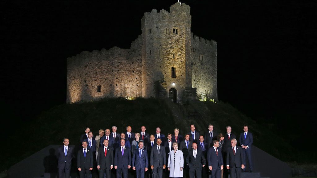 Los miembros de la OTAN posan en el castillo de Cardiff