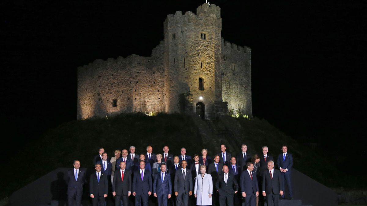 Los miembros de la OTAN posan en el castillo de Cardiff