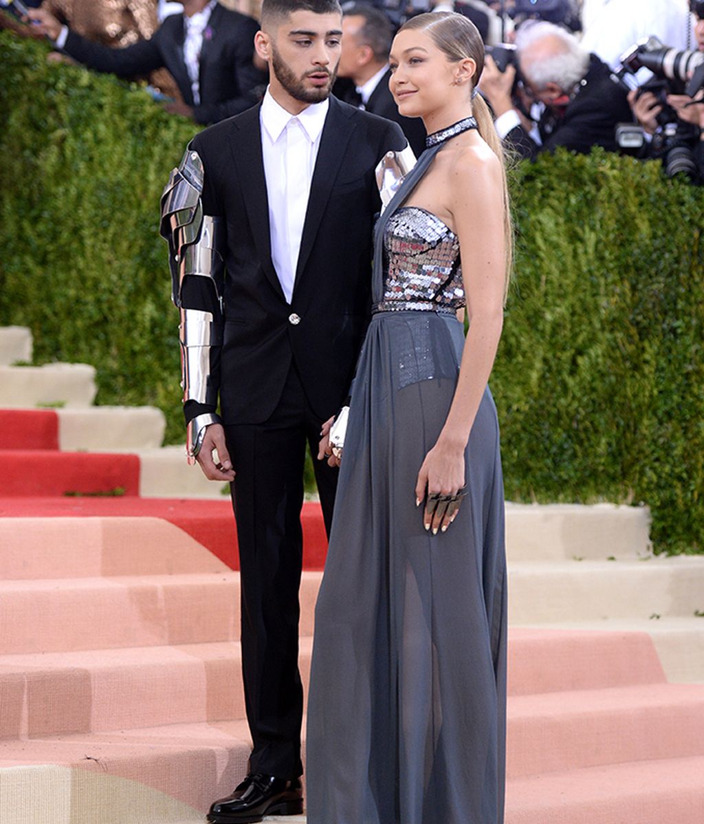 Zayn Malik de Versace y Gigi Hadid de Tommy Hilfiger