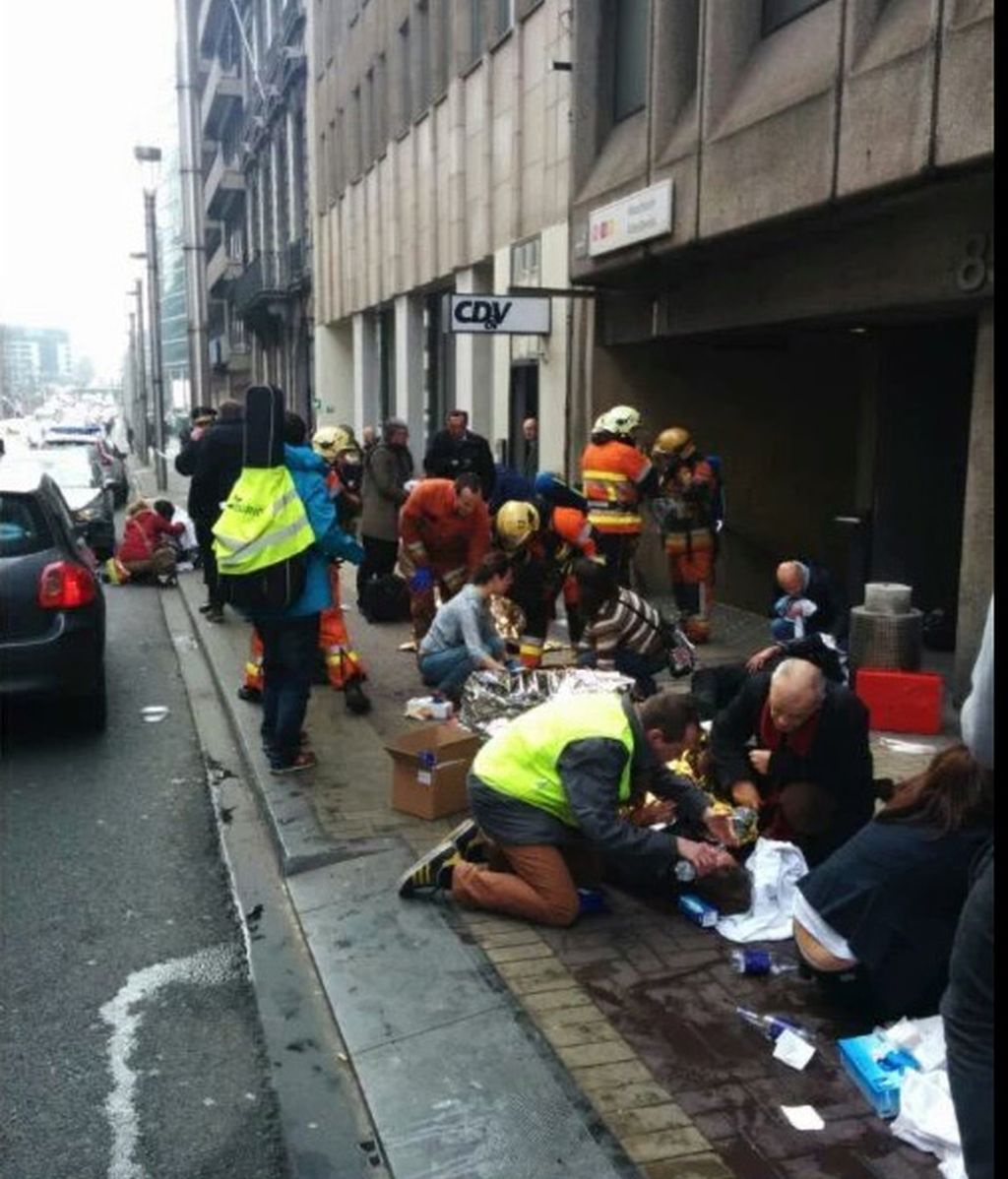 Usuarios del metro de Bruselas atendidos tras la explosión