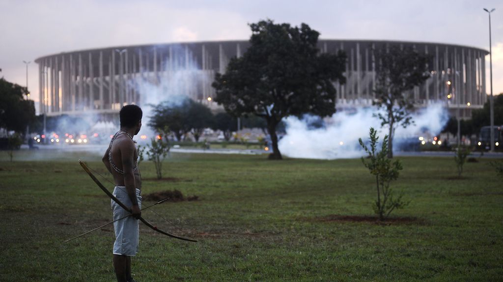 Indígenas brasileños y Policía se enfrentan a las puertas del estadio de Brasilia