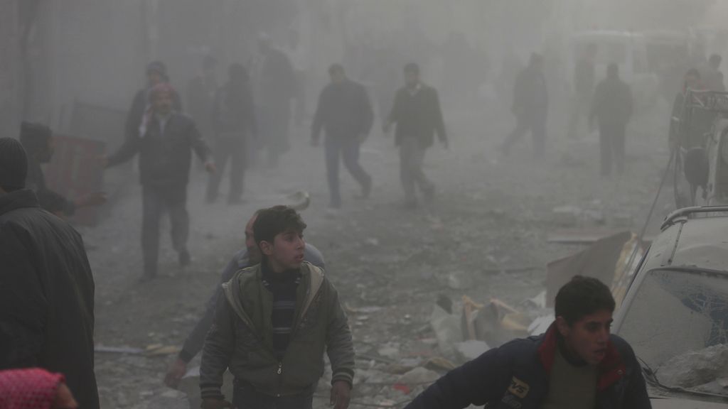 Rescatan a decenas de niños supervivientes de un ataque del régimen