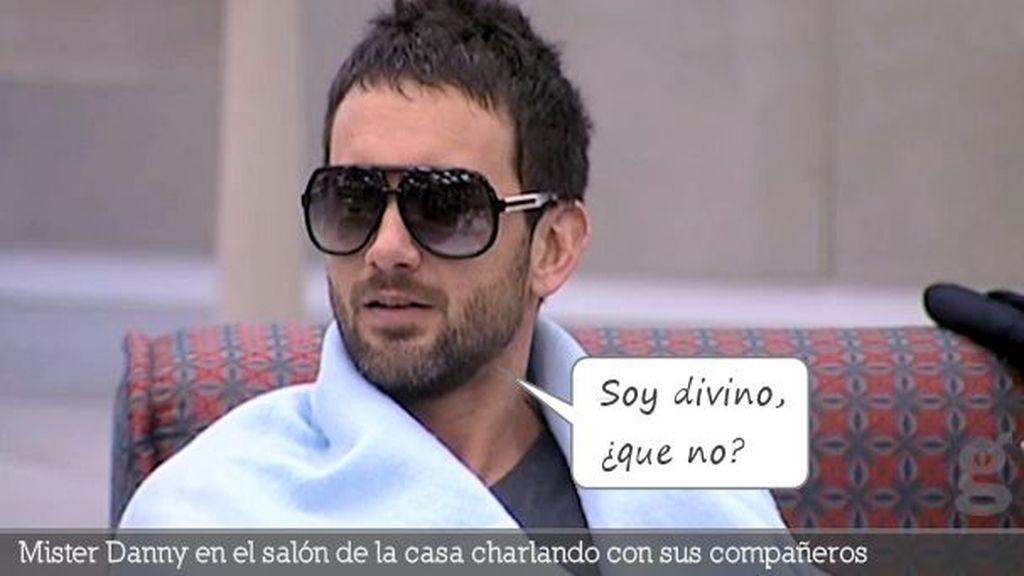 Mister Danny en el salón de la casa charlando con sus compañeros