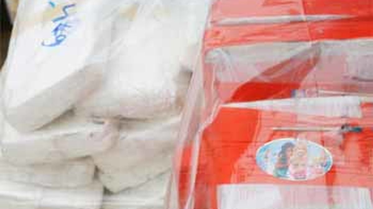 Fardos de cocaína expuestos durante una conferencia en Lima, Perú