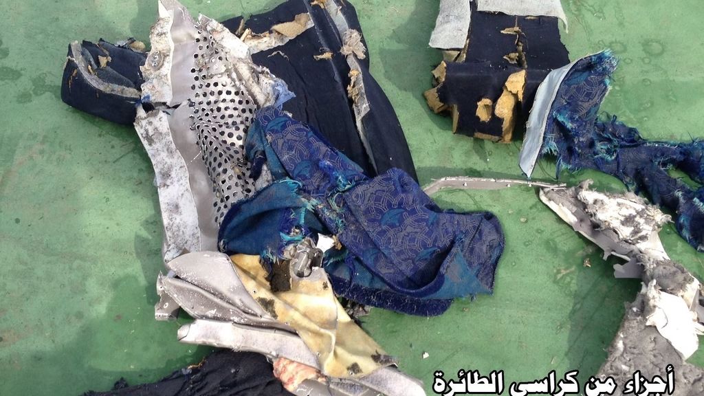 Se pueden ver restos de equipajes y fuselaje del avión