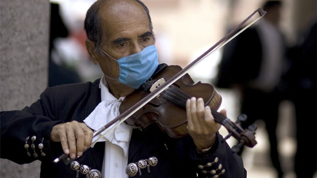 Un violinista con máscarilla en México