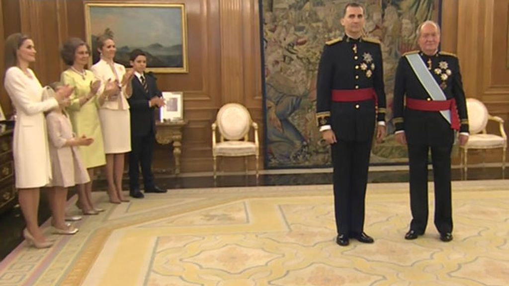 Letizia, de Varela y de corto en su primer día como Reina