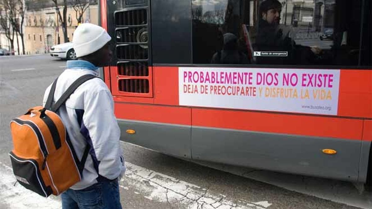 Un hombre esperando al autobús en Madrid
