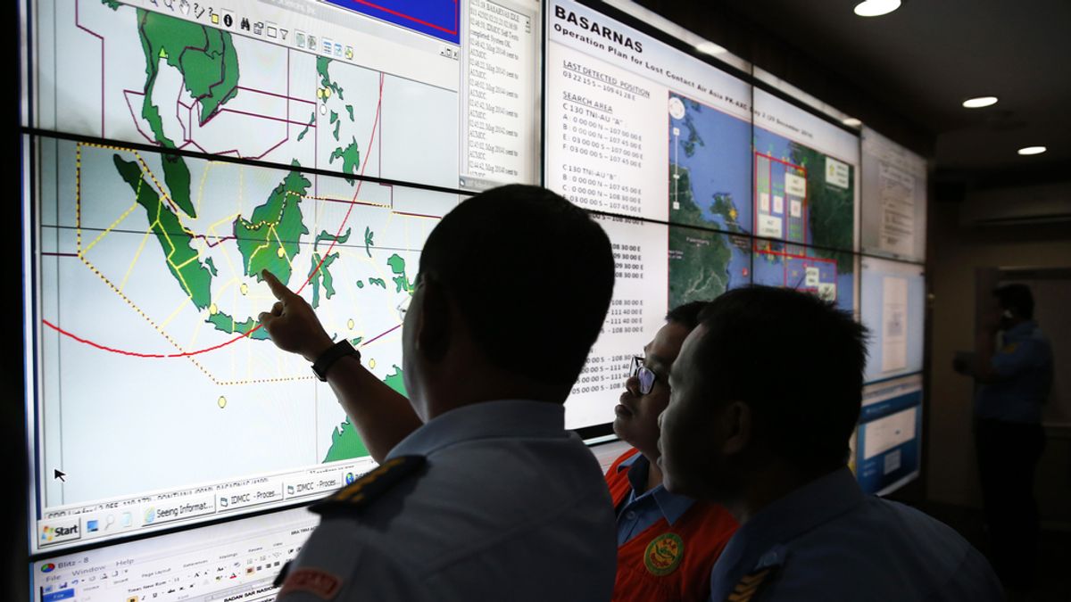 Los equipos de rescate retoman las tareas de búsqueda del avión de AirAsia