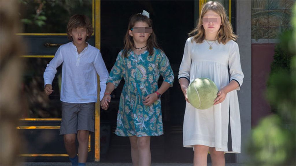 Laura, de ocho años, se cambió de vestido y ya por la tarde lució uno más primaveral