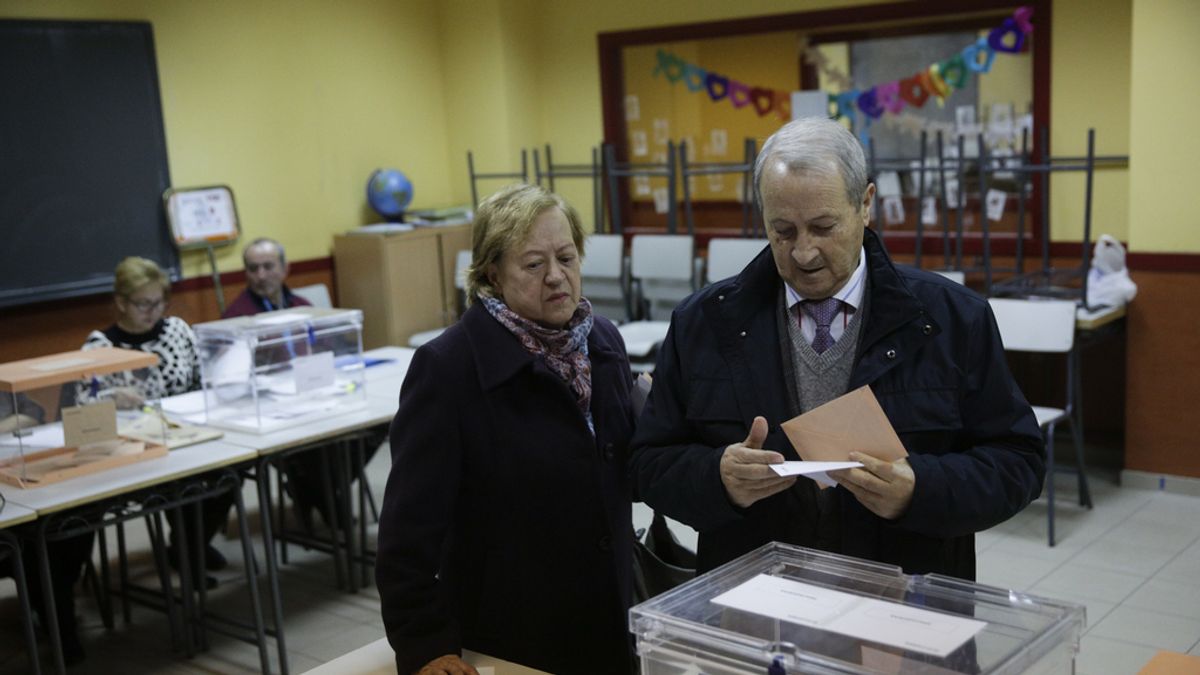 Los ciudadanos participan en las duodécimas elecciones generales de la democracia