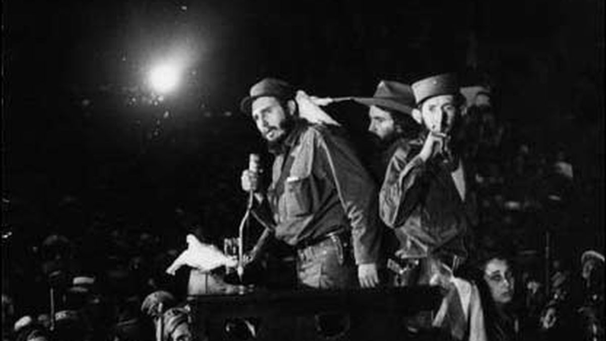 Fidel Castro se dirige a sus partidarios en enero de 1959 tras entrar en La Habana.