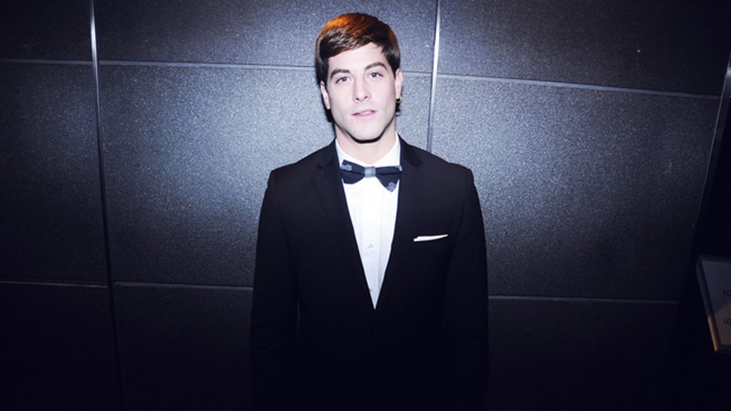 Luis Fernández con una original pajarita de camuflaje de la próxima colección de Hugo Boss