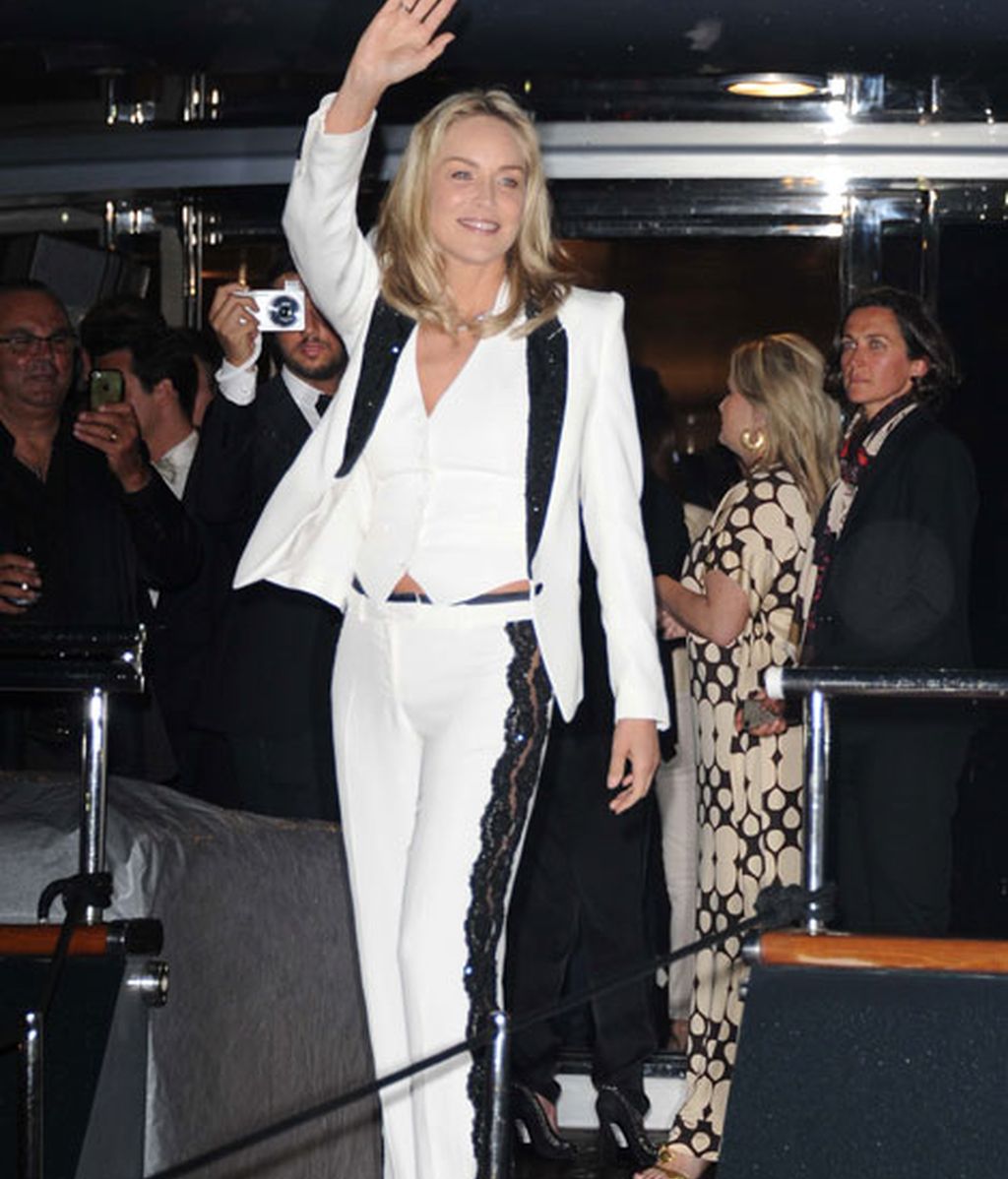 Sharon Stone disfrutó de la fiesta con un traje de chaqueta blanco y detalles negros