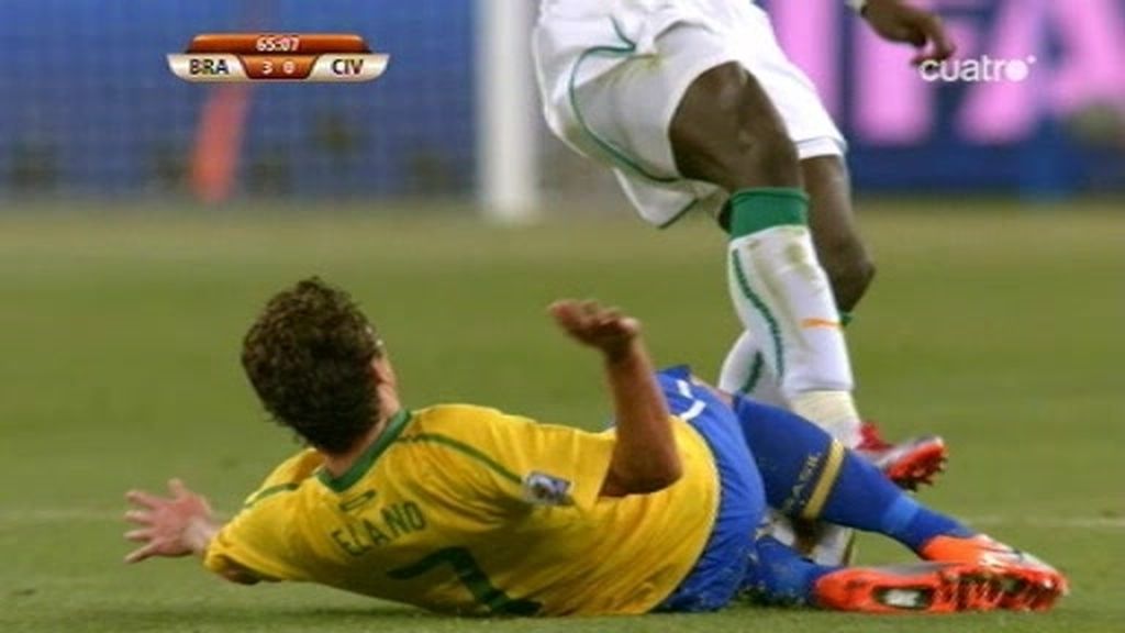 Kaká, expulsado injustamente mientras los marfileños 'dan leña'