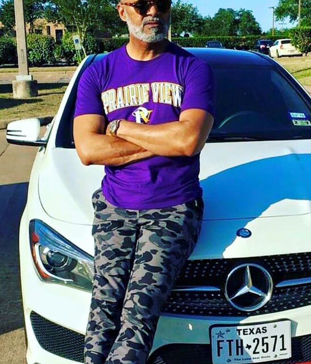 Abuelo de dos niños, a sus 54 años revoluciona con sus fotos las redes sociales