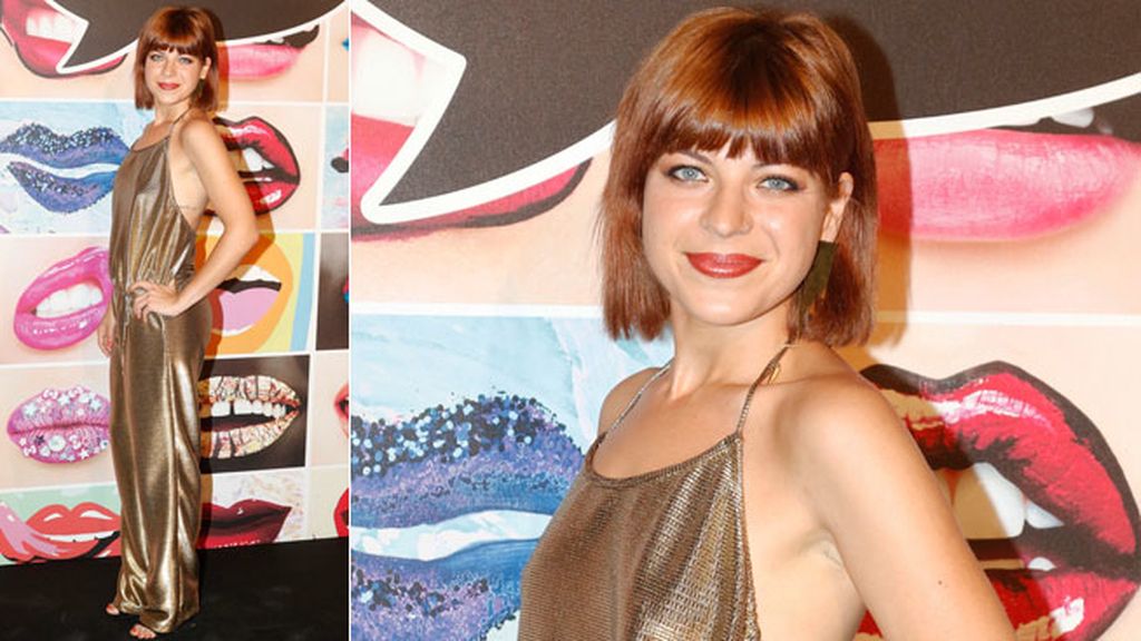 La actriz Thais Blume con traje de Dolores Cortés y joyas de El Mito De Gea