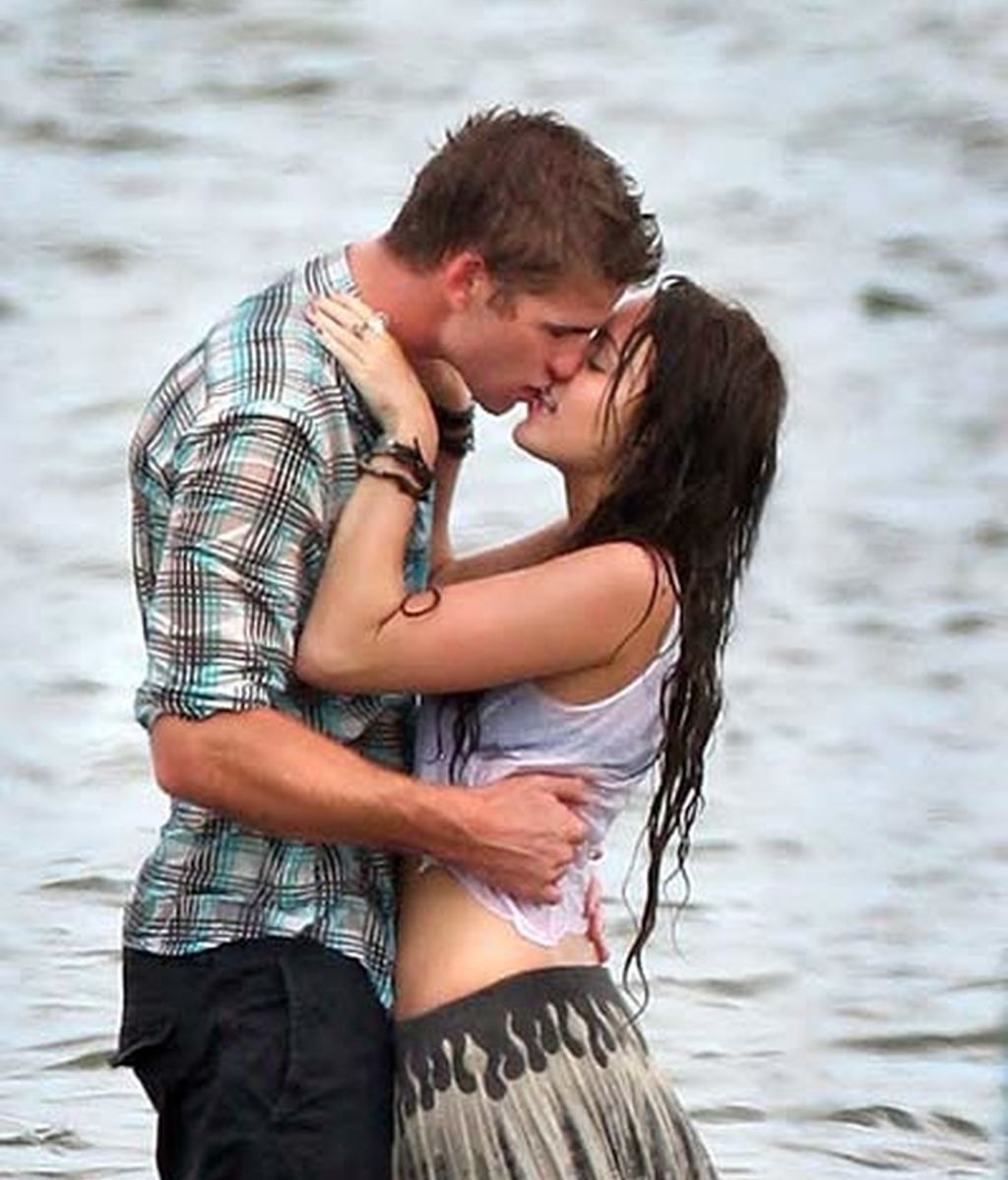 Miley Cyrus y Liam Hemsworth en una apasionada escena