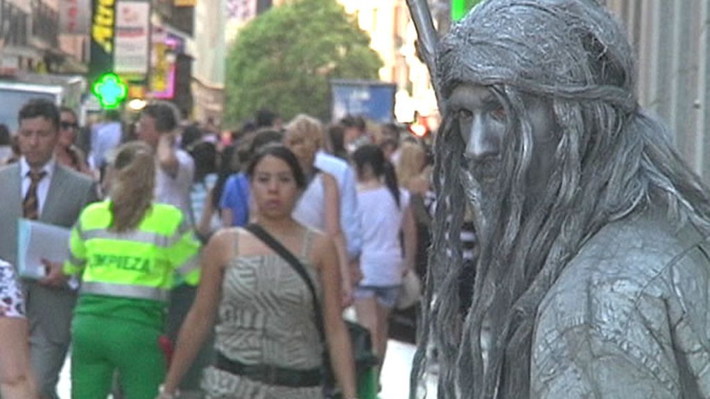 Una de las estatuas humanas que trabajan en la calle Preciados de Madrid