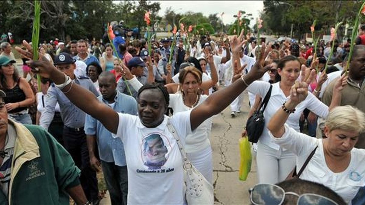 Mujeres pertenecientes a las Damas de Blanco marchan por séptimo día consecutivo este 21 de marzo tras una misa en la Iglesia de Santa Rita, en La Habana, Cuba, mientras son insultadas y abucheadas por simpatizantes del Gobierno. EFE