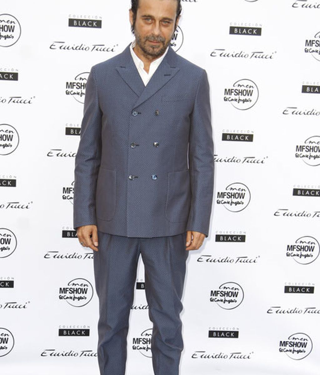 El actor Jordi Mollà optó por un traje con chaqueta cerrada