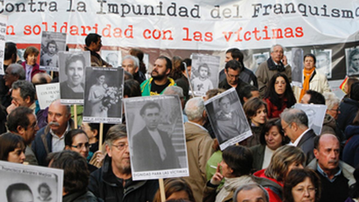 Cientos de personas apoyan a Garzón a las puertas de la Audiencia Nacional